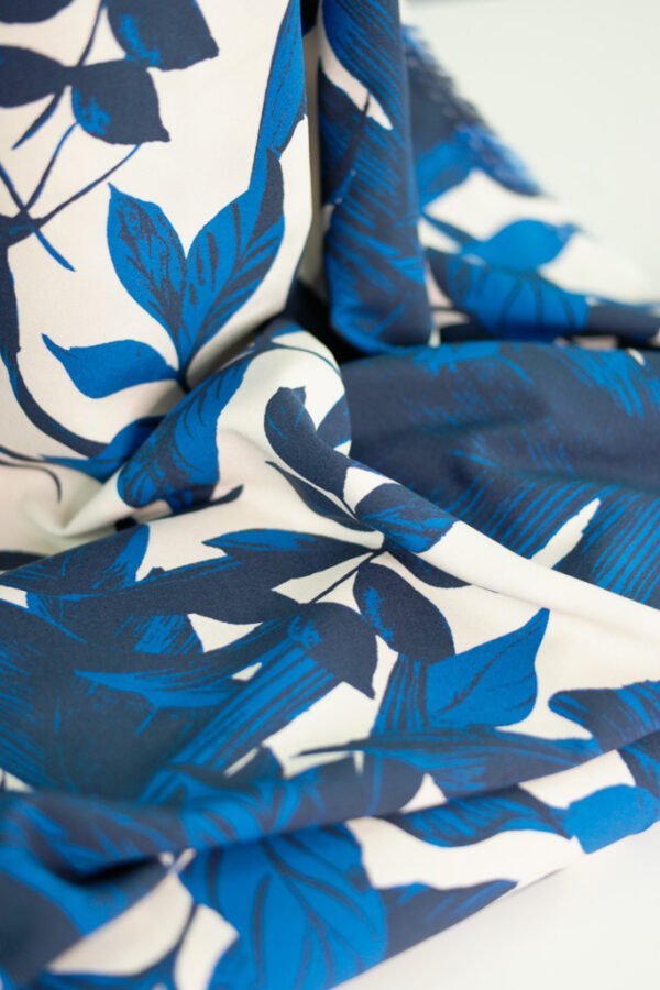 LARGE BLUE LEAVES Viskose-Webware Blumen creme blau